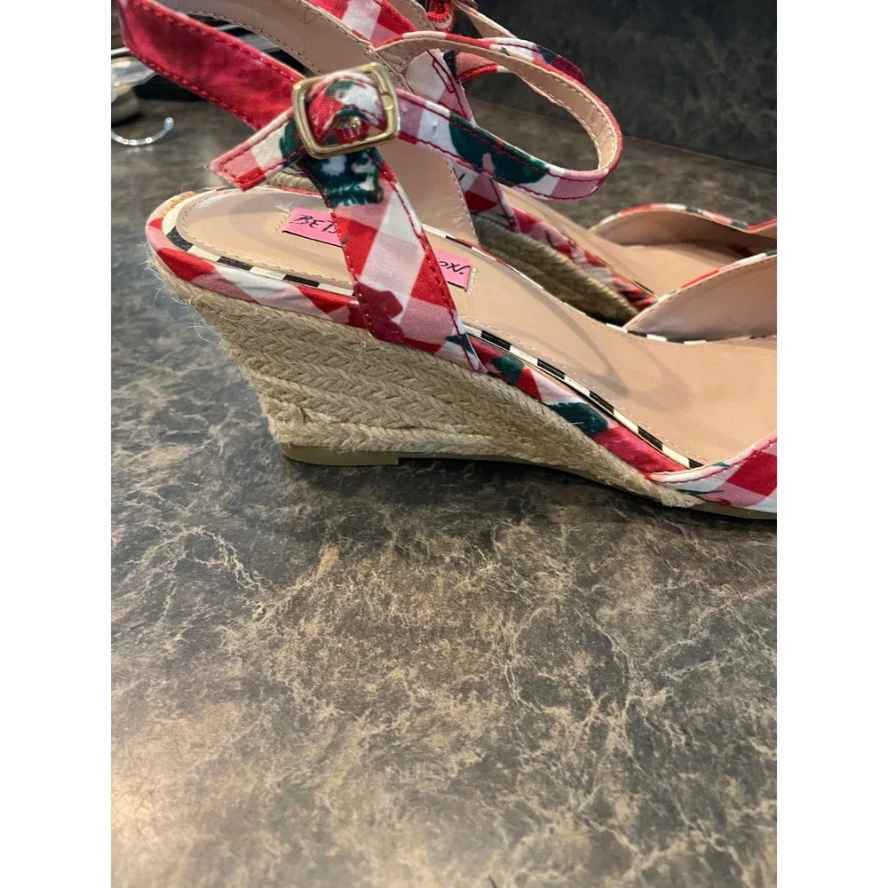 Betsey Johnson Athena Wedge Espadrille Sandals Gingham Floral Red Size 9.5